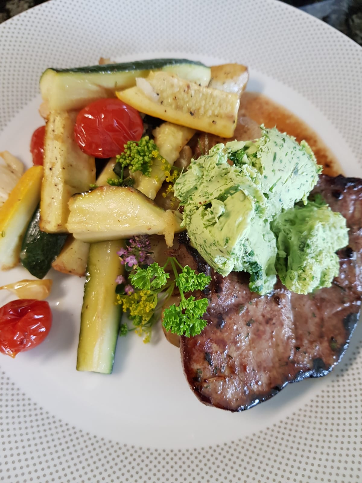 Steak mit Kräuterbutter und Grillgemüse