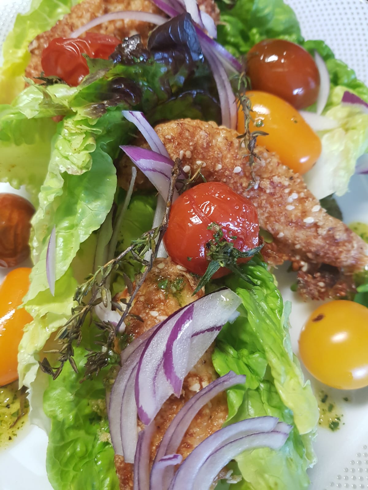 Salat mit Kräutern und Tomaten