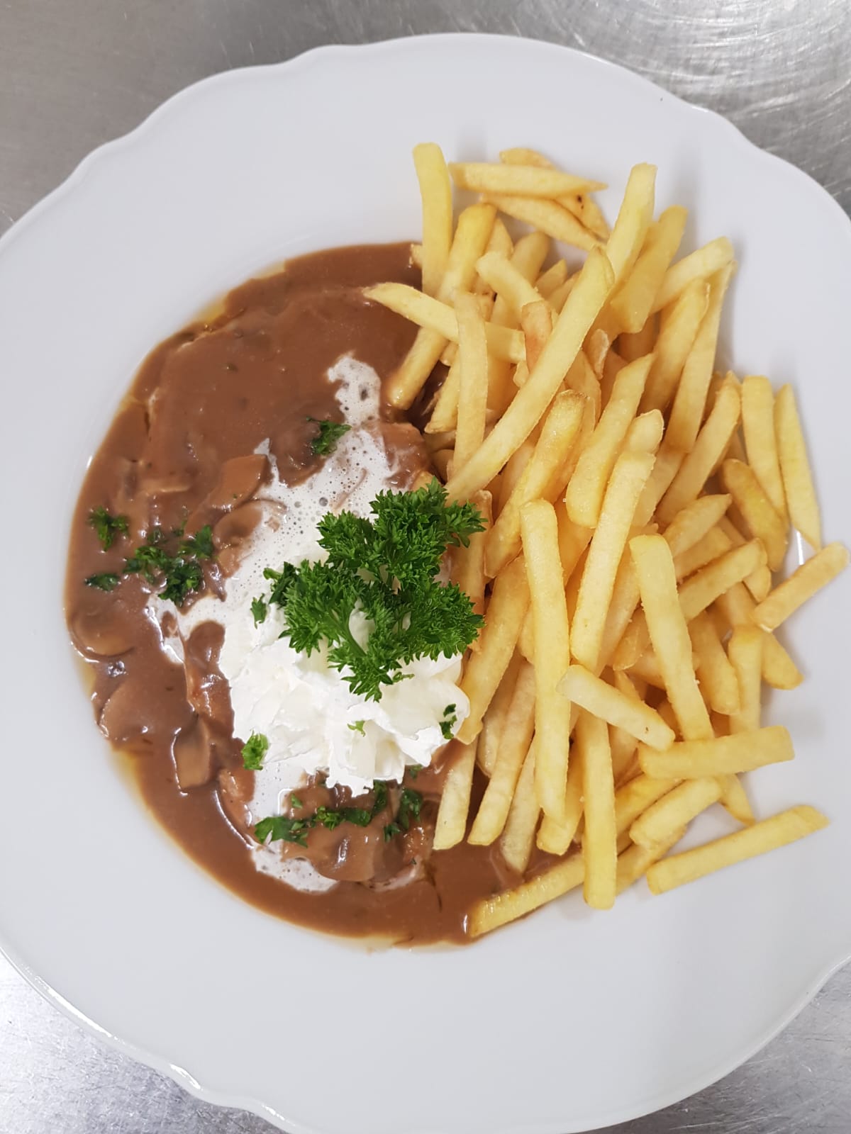 Geschnetzeltes mit Pommes frites